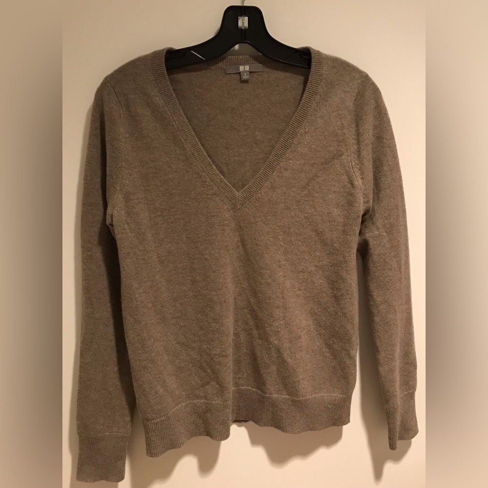 Uniqlo V-Neck Cashmere Sweater in Brown